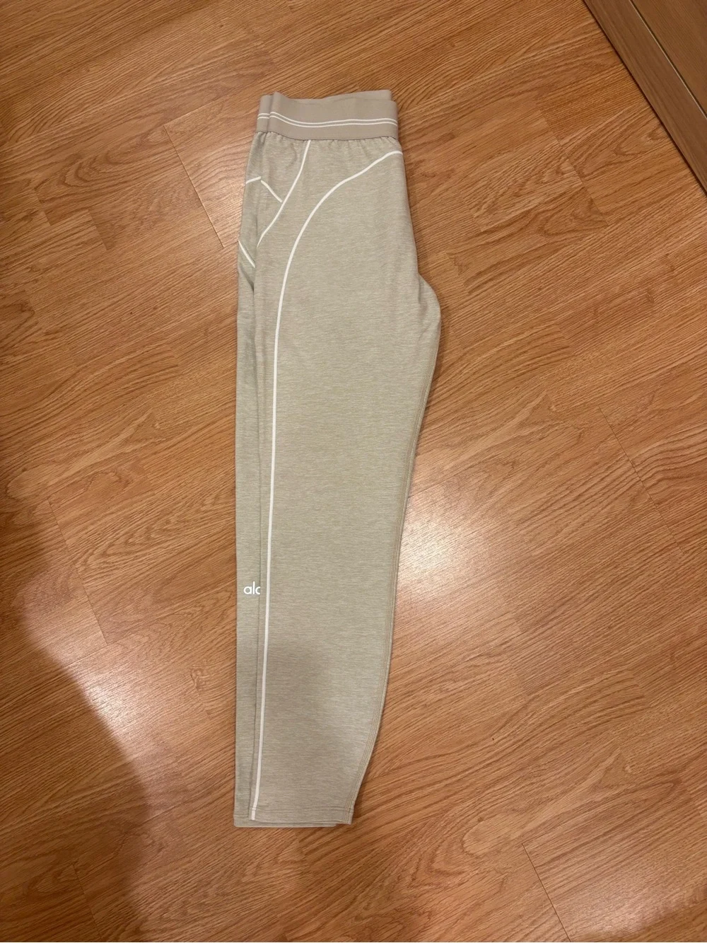 ALO Yoga Beige Leggings with White Piping
